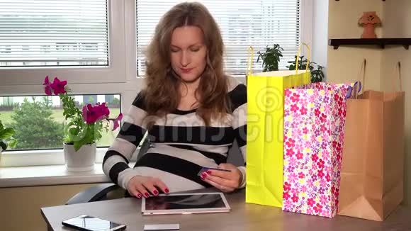 快乐孕妇使用平板电脑在家网购视频的预览图