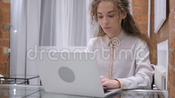积极快乐的女性庆祝成功的笔记本电脑视频的预览图