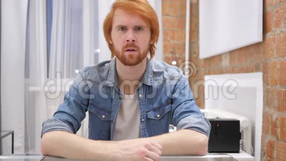 红发胡子男在办公室镜头下的画像视频的预览图