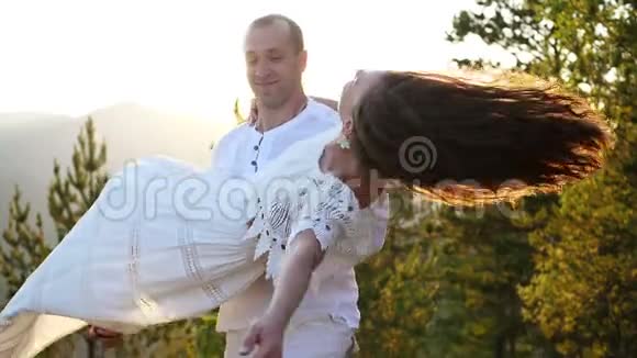 在日落时相爱的一对那个家伙拥抱了那个女孩面对面爱情和浪漫年轻快乐视频的预览图