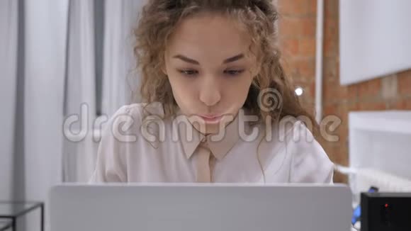 快乐的女性在笔记本电脑上庆祝成功视频的预览图