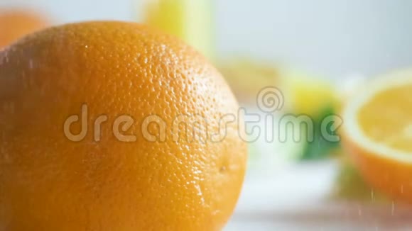 特写镜头雨滴落在新鲜的橙色上视频的预览图