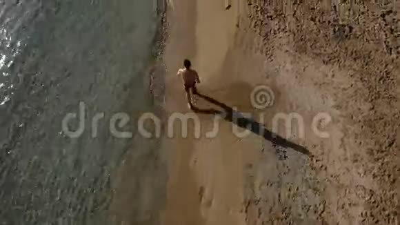 那人正沿着海边奔跑视频的预览图