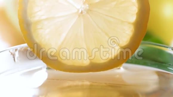 在蜂蜜罐里慢慢蘸柠檬片的宏观慢镜头视频的预览图