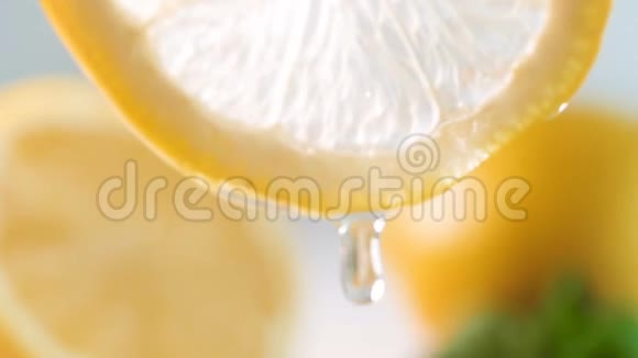 从柠檬片的侧面缓慢滴下的慢速动作片段视频的预览图