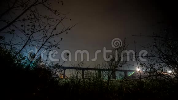 在桥的背景下多云天空的夜间时间流逝视频的预览图