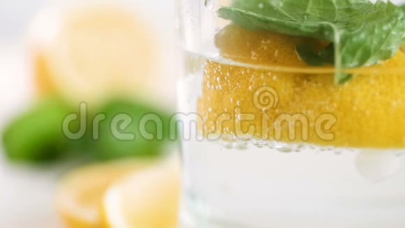 冷柠檬水中漂浮气泡的宏观镜头视频的预览图