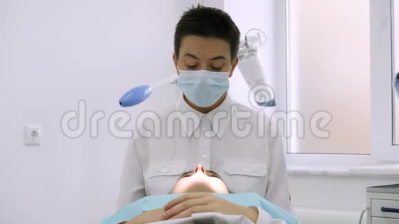 牙科医生用钻头进行牙科治疗视频的预览图