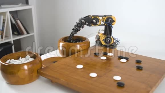 机器人手臂与玩中国围棋游戏智能机械手实验工业机器人模型视频的预览图