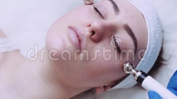 用五金美容按摩工具对美丽的女性面部进行按摩皮肤护理身体护理视频的预览图