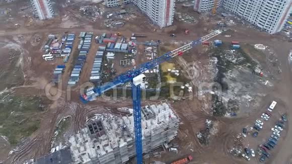 在施工现场一台蓝色塔吊周围旋转的摄像机视频的预览图