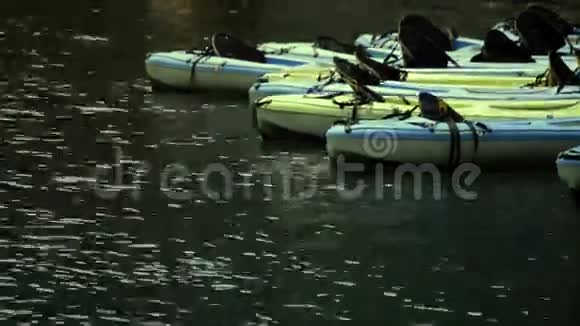 塑料皮艇在水里视频的预览图