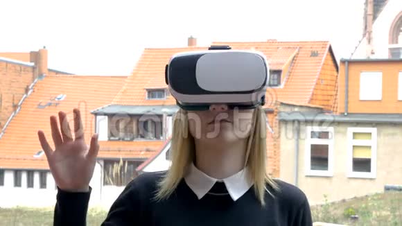 女孩使用VR耳机视频的预览图