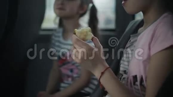 两个姐姐坐旅游巴士看窗外吃苹果视频的预览图
