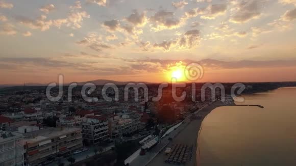 日出时海岸度假小镇的空中景象NeaKallikratia希腊视频的预览图