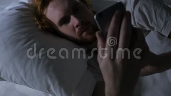 红发胡子男在床上在线视频聊天视频的预览图