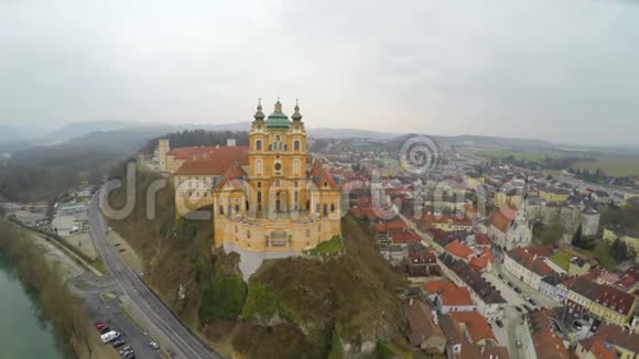 奥地利梅尔克修道院的鸟瞰欧洲老城区的雾霭春日视频的预览图