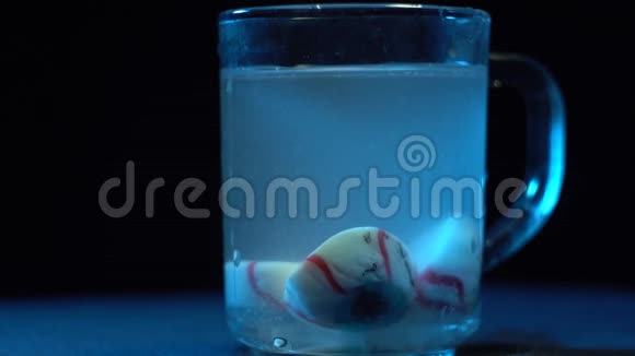 僵尸手从装有液体的玻璃烧杯中取出眼睛视频的预览图