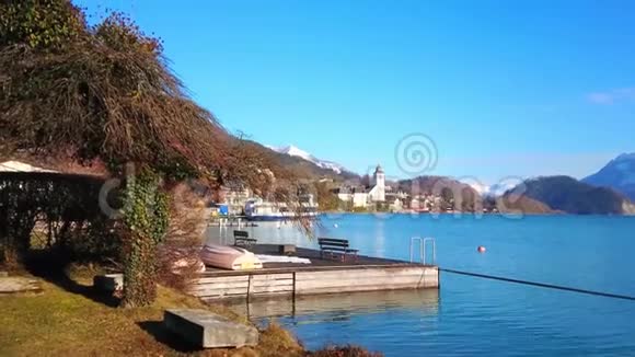 步行前往奥地利圣沃尔夫冈的沃尔夫冈湖视频的预览图