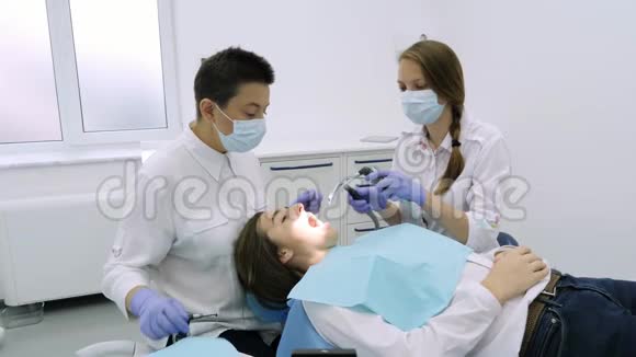 牙科用钻牙治疗程序视频的预览图
