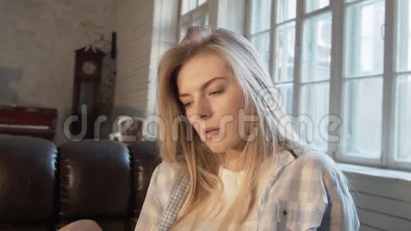 一个使用平板电脑的年轻美国人在欧盟商店下订单一个漂亮的金发女郎通过平板电脑交流A视频的预览图