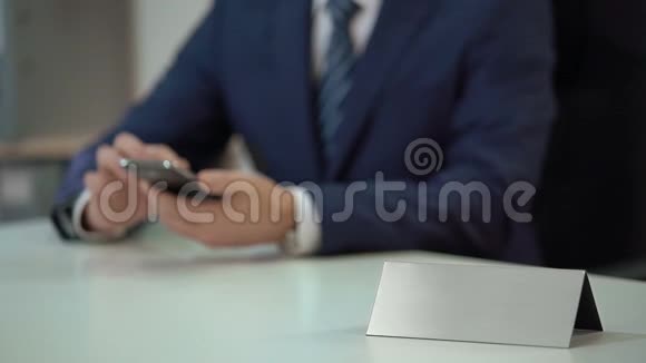 商务人员在办公室的智能手机上滚动文本空白铭牌模板视频的预览图