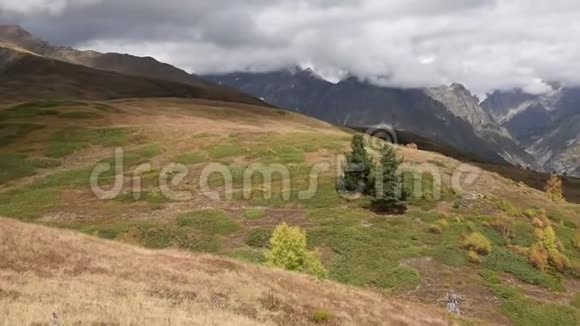 位于大高加索山脉中部的特努迪峰的全景视频的预览图