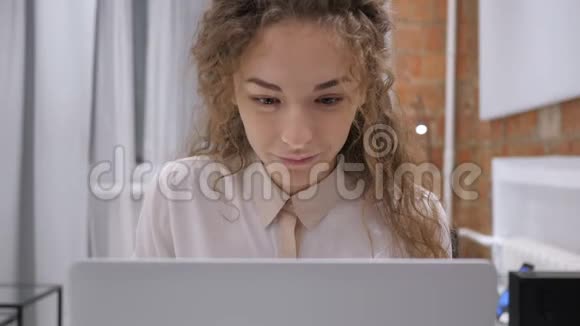 坐在办公室的年轻女性上网聊天视频的预览图