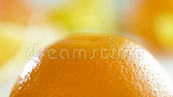 水滴落在橘皮上的宏观画面视频的预览图