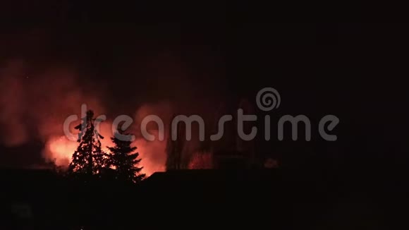 霍尔德伯格摩尔人德国2018年11月8日霍尔德伯格村可怕的火灾燃烧视频的预览图