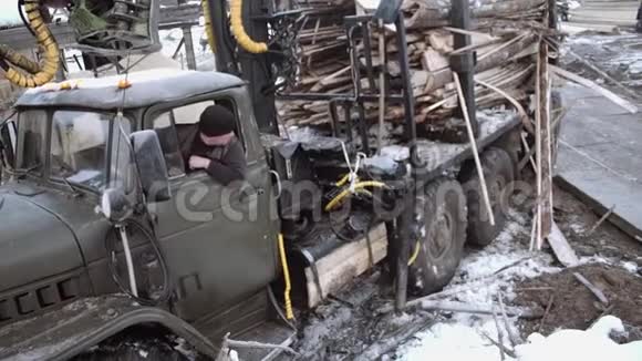 在锯木厂生产场卡车在肮脏的道路上行驶视频的预览图