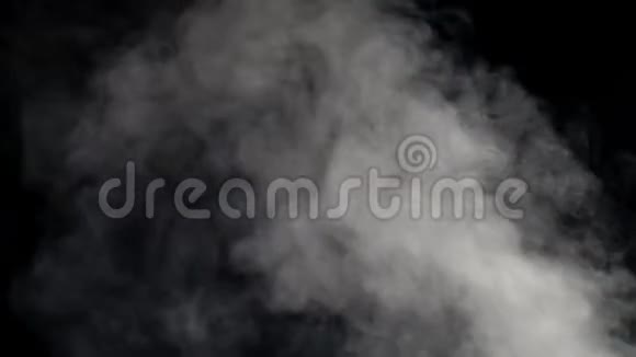 黑色背景上的抽象白烟视频的预览图
