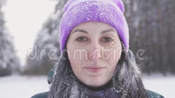 寂寞的女孩在树林里微笑着看着镜头白雪覆盖后的暴风雨视频的预览图