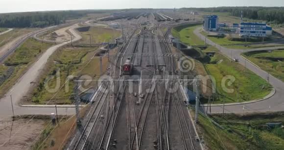 空中观景靠近煤港的铁路视频的预览图