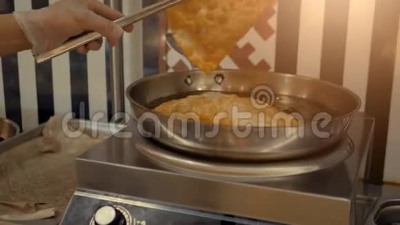 亚洲国家的菜是切布瑞克用油炸锅里的油煎视频的预览图