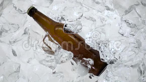 一瓶啤酒在冰上它抽出一个人手白色背景慢动作视频的预览图