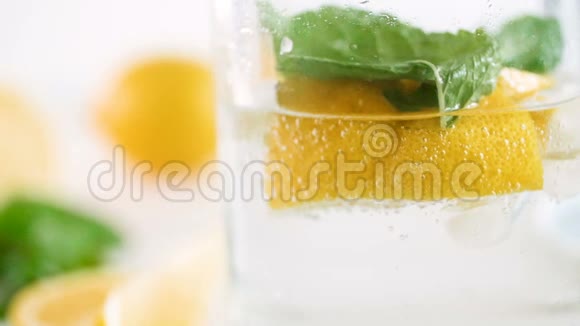 用柠檬水在玻璃中漂浮气泡的慢动作宏观镜头视频的预览图