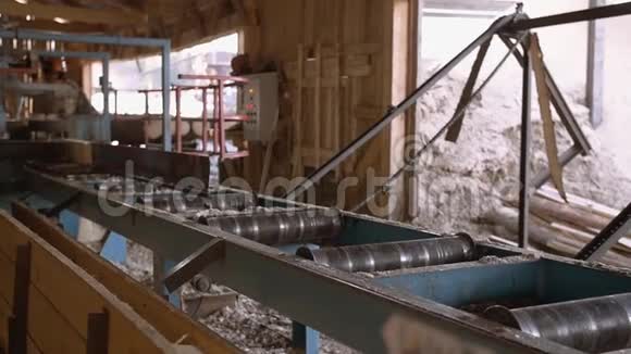 木工在工业锯工作台上劈开木块视频的预览图