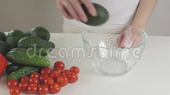 餐桌上的女人选择新鲜蔬菜做沙拉视频的预览图