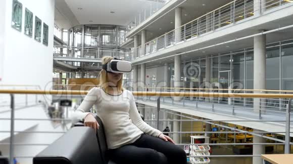 女孩使用VR耳机视频的预览图