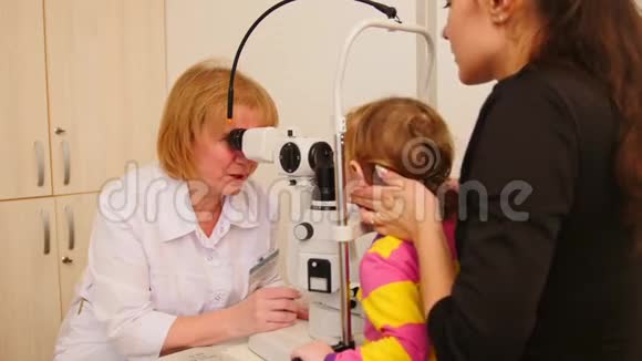 眼科的小孩医生验光师检查女孩的视力视频的预览图
