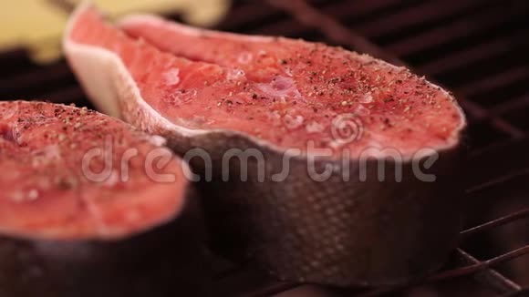 一片片红鱼宏观射击快关门漂亮的食物拍摄那人把红的鱼桩烤在烤架上视频的预览图