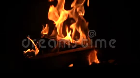 壁炉里温暖舒适的燃烧着的火视频的预览图