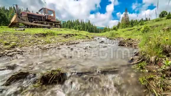 山河流在拖拉机附近工人们第二天就离开了一个明亮多彩温暖的山里的日子视频的预览图