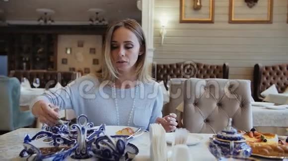 时尚女性在时尚餐厅吃饭喝茶和说话视频的预览图