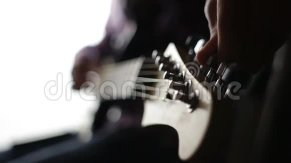 吉他手在音乐会前配置电吉他视频的预览图