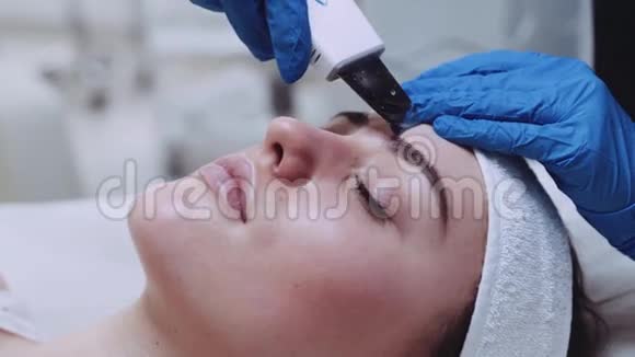 近距离观看一位美丽的女性病人的皮肤恢复程序专业面部表情视频的预览图