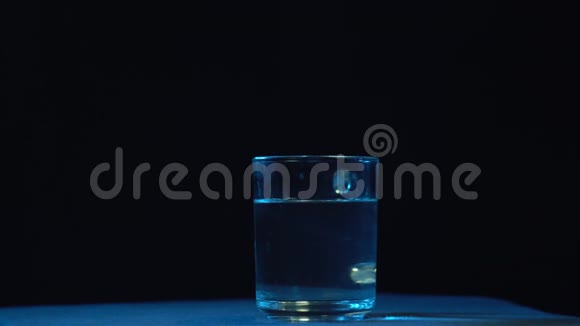 僵尸手把眼睛放在装有水的杯子里视频的预览图