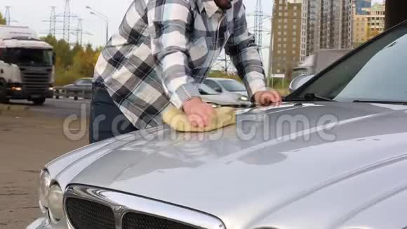 这个人用海绵仔细地清洗他最喜欢的汽车洗车自助服务视频的预览图