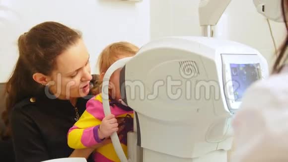 儿童眼科眼科医生检查小女孩视力视频的预览图